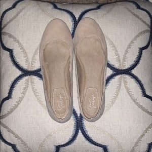 Nude flats with scalloped detailing!